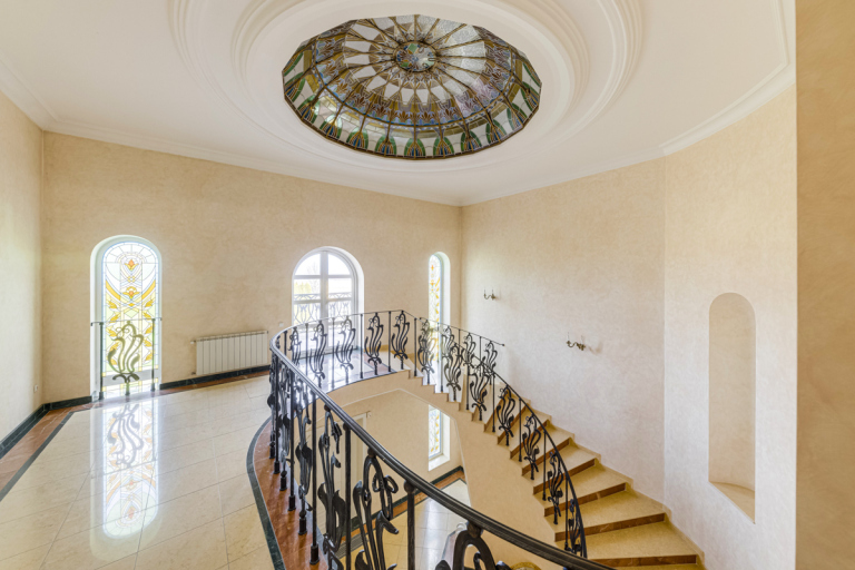 Velkolepá vila, Dolní Břežany, Praha–západ