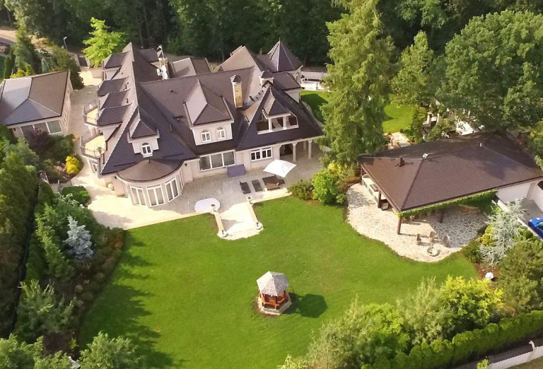 Nadstandardně řešená rodinná vila, Panenské Břežany, Praha–východ