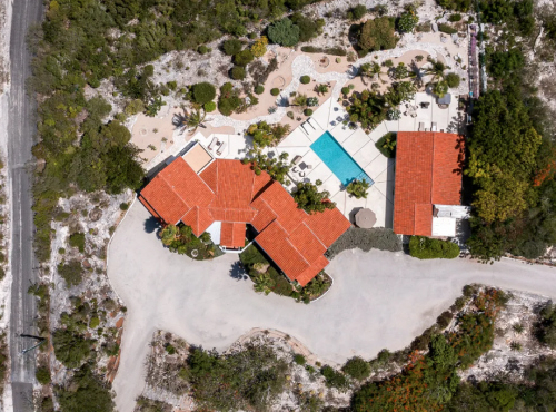 K prodeji: Tropická vila s bazénem v zátoce Turtle Cove