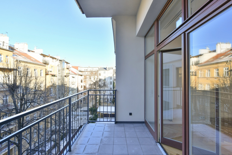 Sunny two-bedroom apartment, Prague 5 - Janáčkovo nábřeží