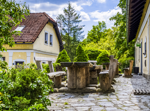 Prodej - Usedlost s prvorepublikovou vilou, Středočeský kraj - Kácov