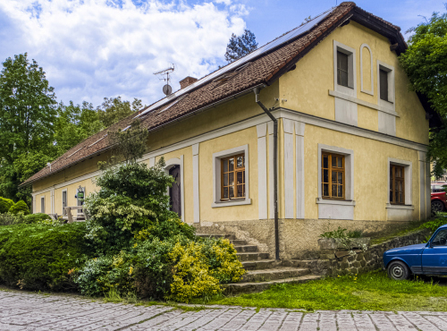 Prodej - Usedlost s prvorepublikovou vilou, Středočeský kraj - Kácov