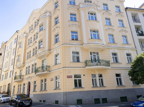 Sale - Bright 4+kk apartment, Prague 10 - Vršovice