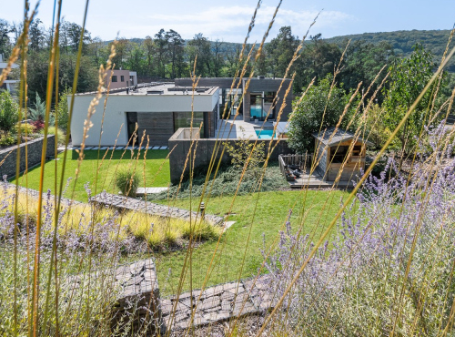 Zahraniční nemovitosti - Nadčasová smart vila s bazénem, Slovensko - Borinka