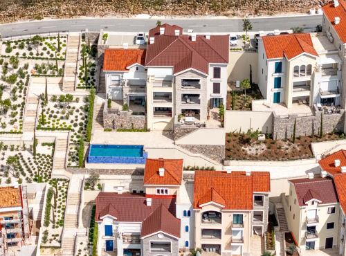 Zahraniční nemovitosti - Elegantní apartmán s výhledem na moře, Černá Hora - Lustica Bay