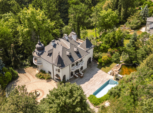 Zahraniční nemovitosti - Historická vila se soukromým parkem, Modra