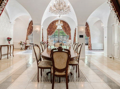 Zahraniční nemovitosti - Historická vila se soukromým parkem, Modra