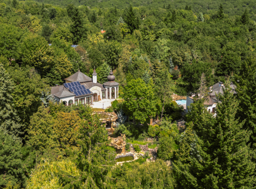 Zahraniční nemovitosti - Historická vila se soukromým parkem, Modra