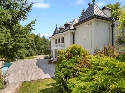 Zahraniční nemovitosti - Historická vila se soukromým parkem, Modra