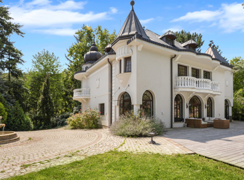 Zahraniční nemovitosti - Historická vila se soukromým parkem, Modra