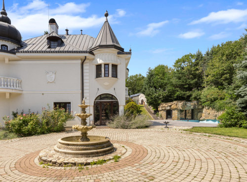 Zahraniční nemovitosti - Historická vila se soukromým parkem, Modra