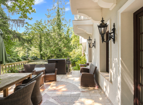 Zahraniční nemovitosti - Historická vila se soukromým parkem, Modra