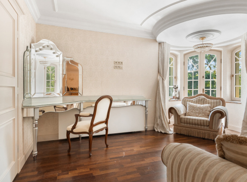 Zahraniční nemovitosti - Historická vila se soukromým parkem, Modra