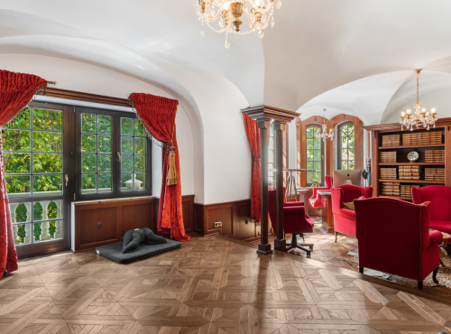 Zahraniční nemovitosti - Historická vila se soukromým parkem, Modra