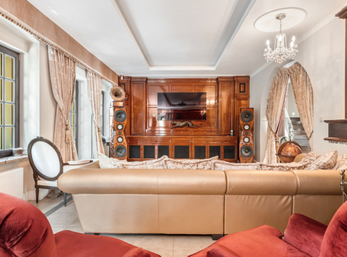 Zahraniční nemovitosti - Historická vila se soukromým parkem, Modra