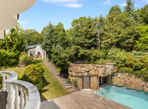 Zahraniční nemovitosti - Historická vila se soukromým parkem, Modra