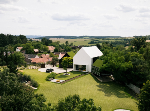 Sale - Venkovské rodinné sídlo, Střední Čechy - Trněný Újezd ID: 1072  Nemovito